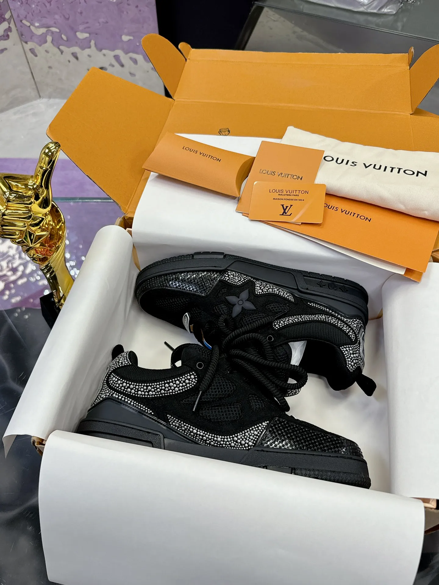 Men's shoes 💰900❤️❤️❤️ 𝙇𝙑 Bread shoes have added new colors 💓 Craftsmanship series 𝟐𝟎𝟐5/𝐒𝐒 𝐧𝐞𝐰 Louis Vuitton catwalk skate shoes are popular, LOUIS VUITTON Trainer is undoubtedly one of the most successful Sneakers launched by luxury brands, but the pace of exploration will not stop. LOUISVUITTON will also bring a new series of skateboard shoes in the spring of 2025. The new series in the picture returns to the 90s Chunky Skate Shoes look and feel. The uppers are made of leather and mesh. The fat silhouette and thick shoelaces are very eye-catching. It is expected to have quite a few colors like the Trainer. Judging from the previous DIOR show skate shoes, this chunky style may be even stronger next year. 💎 Size: Female 35-40 Male 39-46
